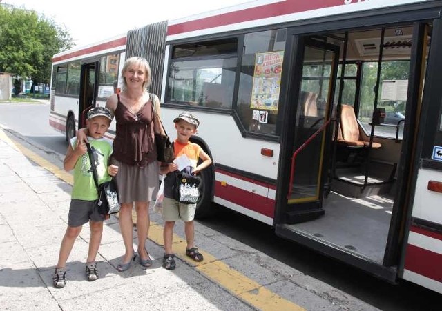 - Nowe autobusy są potrzebne. W tych starych jest gorąco i strasznie trzęsie &#8211; mówi Katarzyna Kaczmarczyk, którą z dziećmi spotkaliśmy na pętli na osiedlu Michałów.