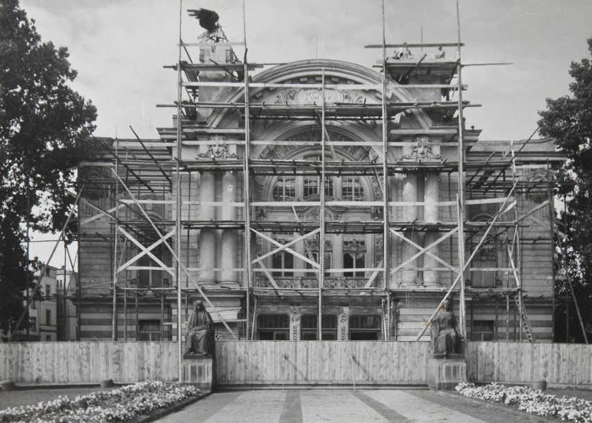 Prace przy zdejmowaniu orłów i renowacji fasady - 1941