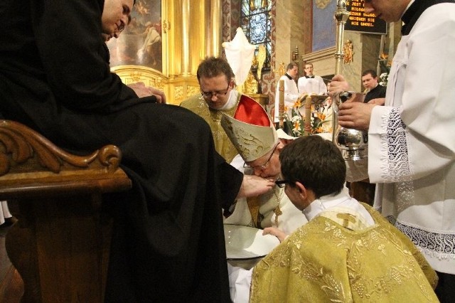 Biskup kielecki Kazimierz Ryczan w Wielki Czwartek obmył nogi alumnom Wyższego Seminarium Duchownego w Kielcach.