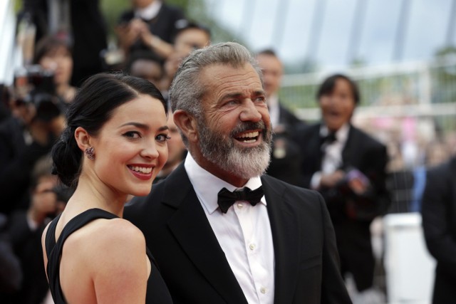 (Od lewej) Rosalind Ross wraz Melem Gibsonem podczas 69. Festiwalu Filmowego w Cannes (22.05.2016, Francja).