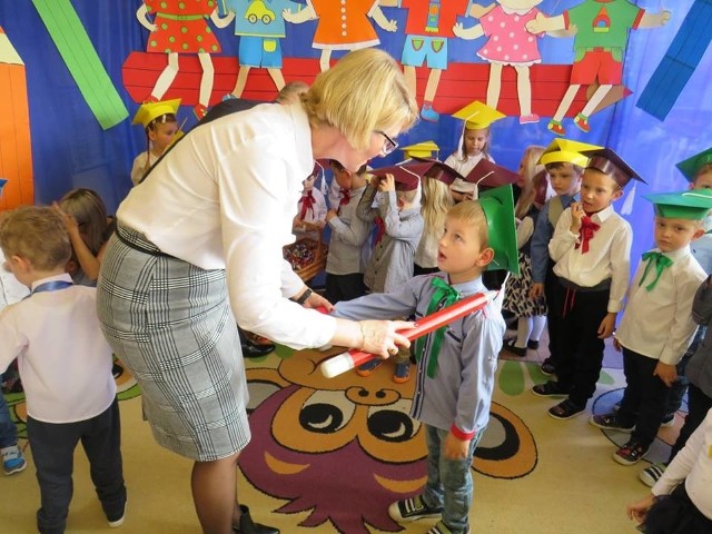 Dyrektor przedszkola Teresa Malmon pasowała dzieci z grupy "Żabek".
