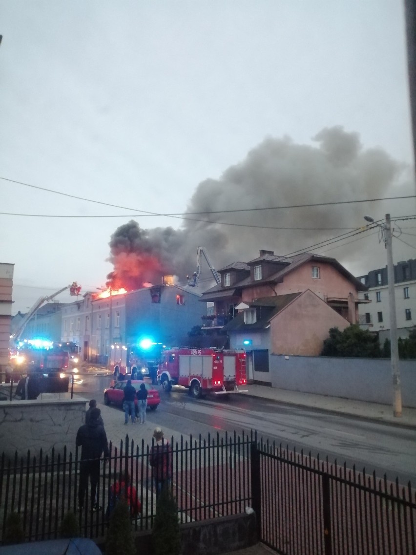 Pożar kamienicy w Łęczycy. Ogień pojawił się budynku przy...