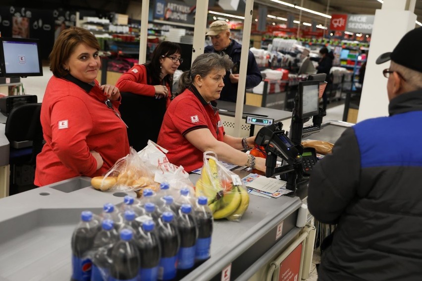 W jakich supermarketach kasjerzy mogą liczyć na podwyżki?...