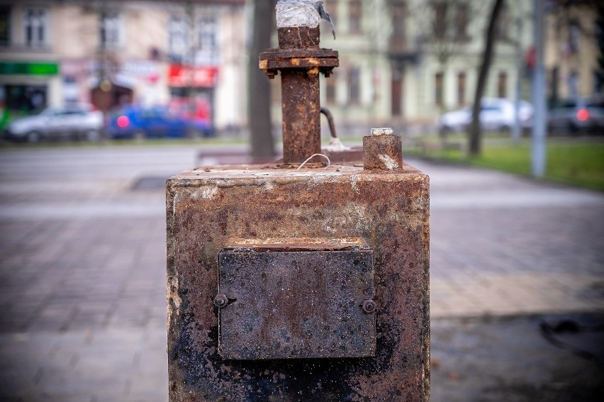 Na rynku w Skawinie od września 2021 roku stoi pomnik...