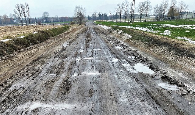 Po takiej drodze przejeżdżać musi codziennie grupa mieszkańców Przybysławia. O zniszczenie samochodu nie jest tam wcale tak trudno