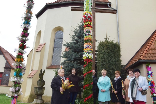 Przedstawiciele sołectwa Przewóz ze swoją palmą