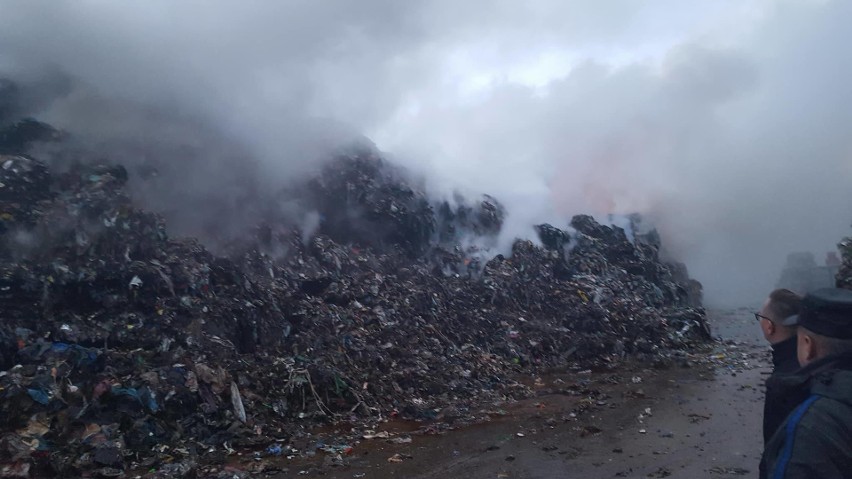 Pożar sortowni odpadów w Studziankach (zdjęcia, wideo)