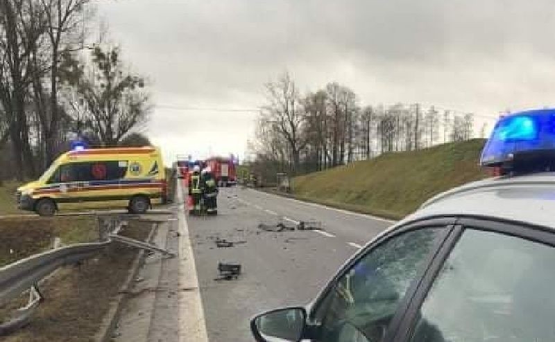 Bargłów Dworny. Śmiertelny wypadek na DK 61. Po zderzeniu z mercedesem zginął kierowca audi. Droga była zablokowana [ZDJĘCIA]