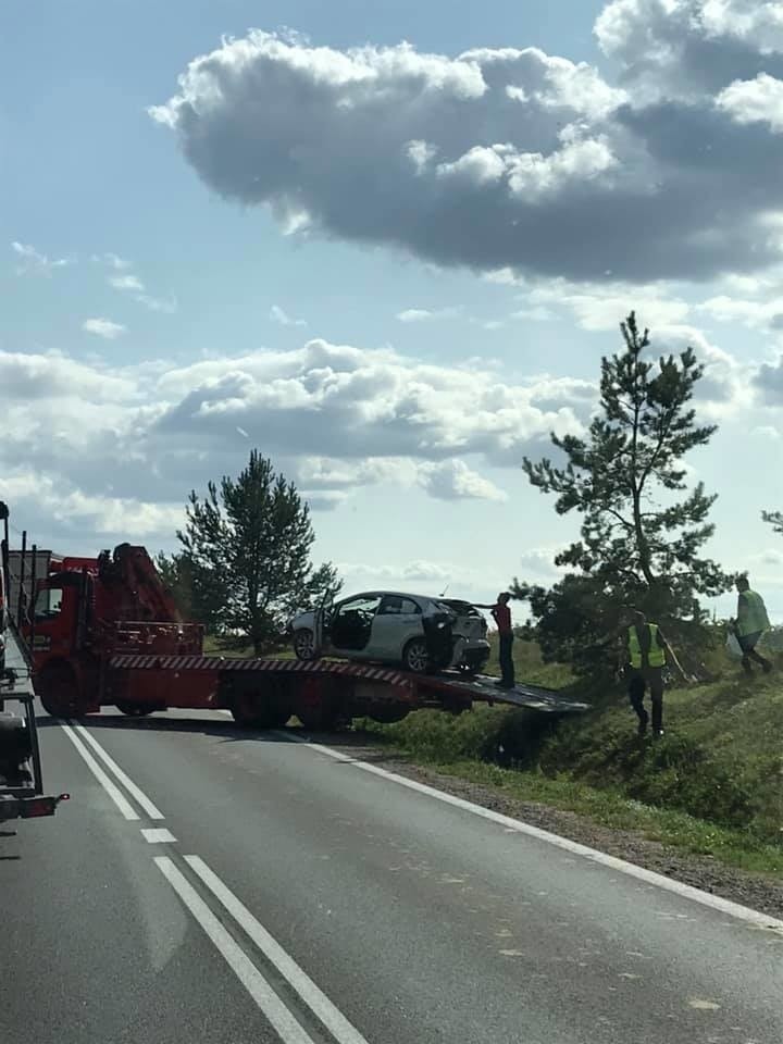 Grymiaczki. Wypadek na DK 8. Kia dachowała w rowie (zdjęcia)