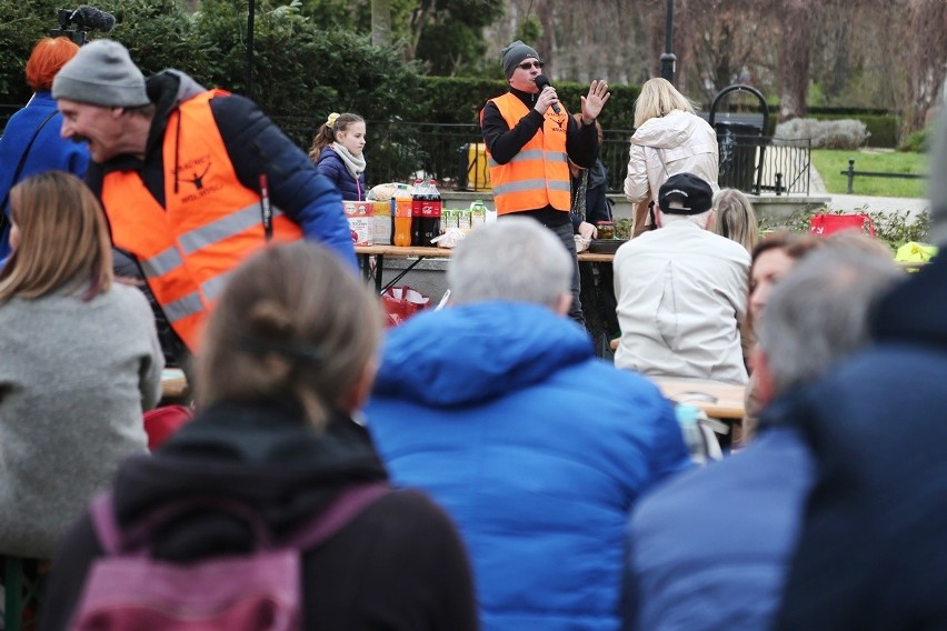 Piknik wiosenny w Parku Południowym we Wrocławiu. Mimo...