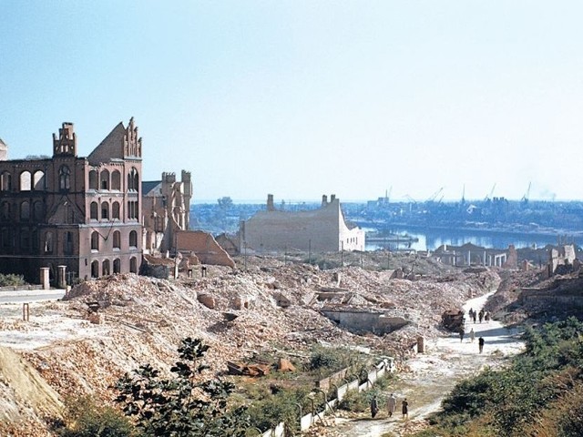 Ulica Wyszaka (wówczas ul. Słoneczna) wykonane w stronę Odry. 1947 rok, po lewej czerwone ruiny męskiej szkoły średniej stopnia niższego Otto-Knabenmittelschule.