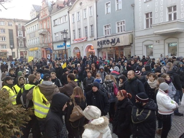 Tłum zgromadzony pod zielonogórskim ratuszem.