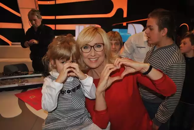 Czteroletnia Zuzia ze Smogorzowa pod Przysuchą bardzo ucieszyła się ze spotkania w telewizji z Agatą Młynarską. Obok &#8211; brat Zuzi 11-letni Jakub.