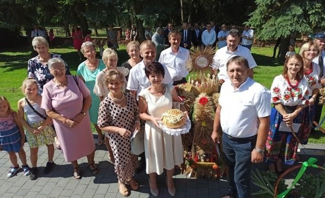 Wieńce przygotowane i przyniesione przez sołectwa były wyrazem wdzięczności za możliwość zebrania chleba w trudnych warunkach pogodowych.