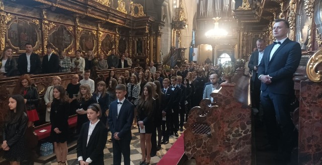 Uroczyste bierzmowania odbyło się w niedzielę, 23 kwietnia w parafii pod wezwaniem świętego Jana Chrzciciela w Skalbmierzu.
