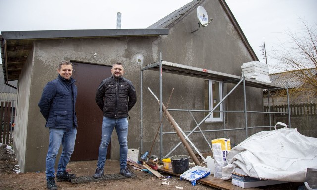 Prezes Moravii Przemysław Strójwąs i wiceprezes Krystian Kruk przed wyremontowanym domem potrzebującej rodziny w Radomicach, niedaleko Morawicy w powiecie kieleckim.