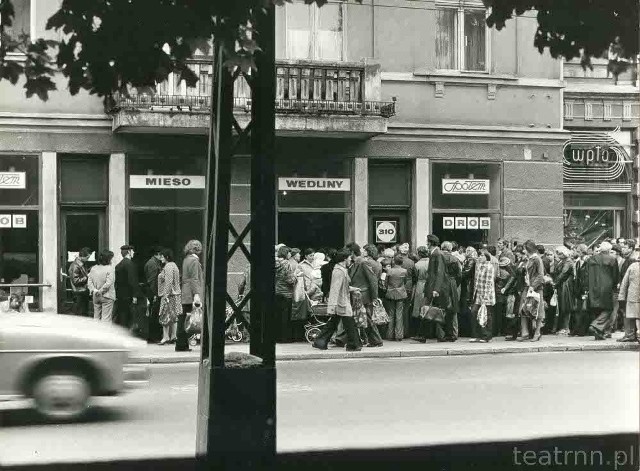 Kolejka po mięso, róg ul. Chopina i Krakowskiego Przedmieścia w Lublinie, 1978 rok