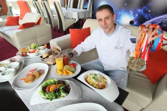 Tomasz Pawlusek, szef kuchni restauracji Space Odyssey w Dąbrowie koło Kielc, często startuje w biegach w całym kraju. Zgromadził już całkiem pokaźną kolekcję medali. Specjalnie dla Państwa zaproponował specjalne posiłki dla ludzi aktywnych.