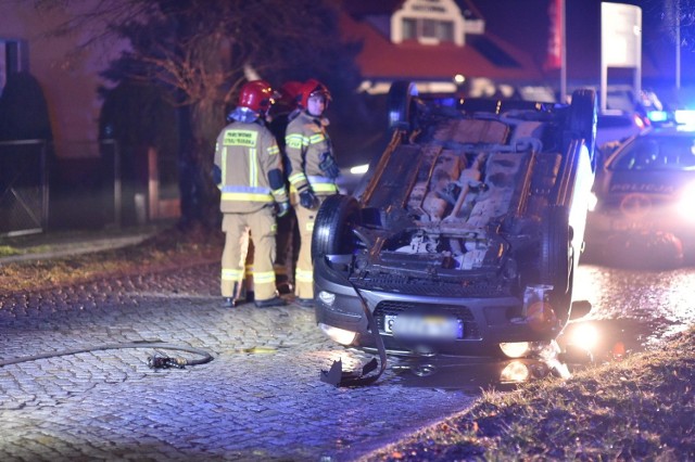 W czwartek, 30 stycznia w godzinach wieczornych na ul. Święciechowskiej przy skrzyżowaniu z ul.  Pankiewicza w Lesznie dachował samochód.Zobacz więcej zdjęć --->