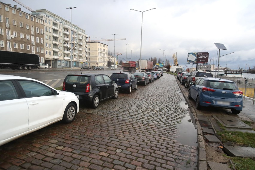 Sposób parkowania przy nabrzeżu Odry pozostawia wiele do życzenia. Straż miejska wkroczy do akcji 