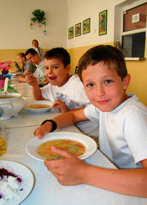 Stołówka szkolna w Zespole Szkół w Chełmcu każdego dnia jest pełna uczniów. Dzięki programom wsparcia dzieci mają posiłki za darmo.