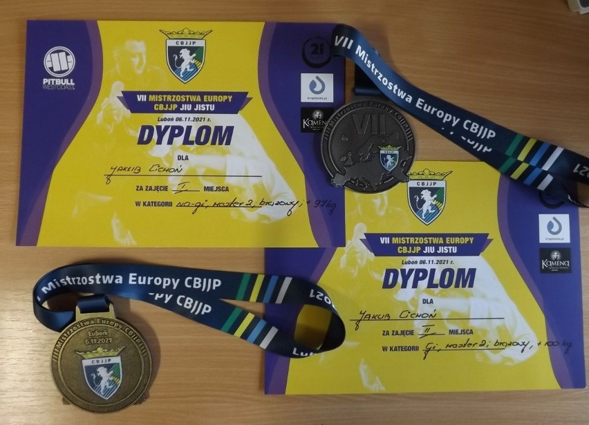 Jakub Cichoń, policjant Komendy Powiatowej Policji w Dębicy, zdobył złoty i srebrny medal na Mistrzostwach Europy Federacji CBJJP Jiu Jitsu