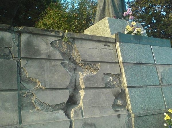 Płyty pod pomnikiem Jana Pawła II są w bardzo złym stanie