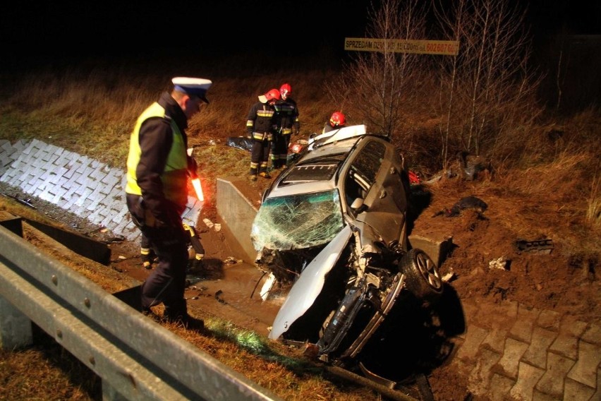Dramatyczny wypadek na drodze krajowej numer 73 między Dąbrową a Wiśniówką koło Kielc! BMW wypadło z trasy. Kierowca nie żyje!