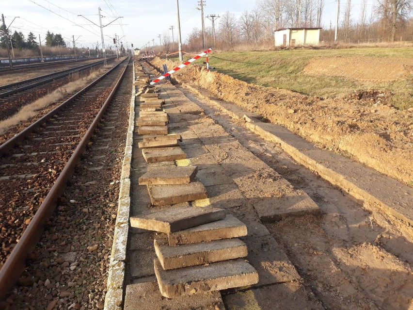 Przy stacji Jastrząb wzdłuż torów kolejowych trwa układanie...