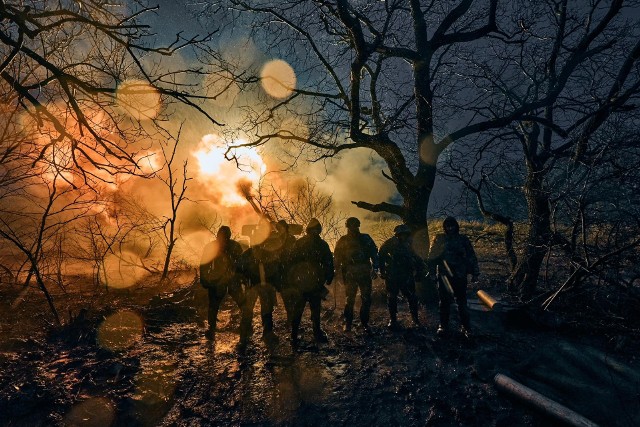 Ukraińskie wojska prowadzą nocny ostrzał. Już dziesiąty miesiąc bronią Ojczyzny przed wojskiem Putina