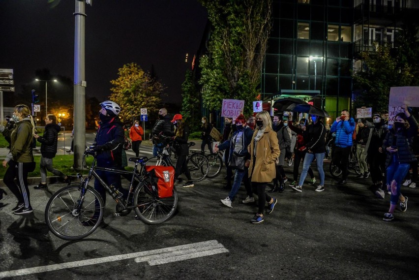 Poniedziałek 26.10.2020 r. jest kolejnym dniem protestów po...