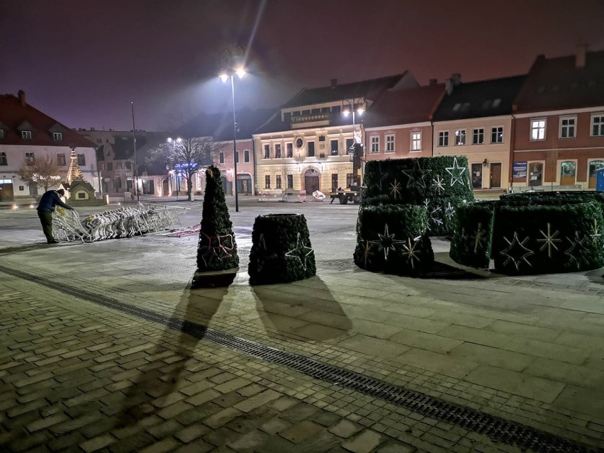 Myślenice. Choinka i iluminacja, czyli jak Rynek stroi się na święta [ZDJĘCIA]