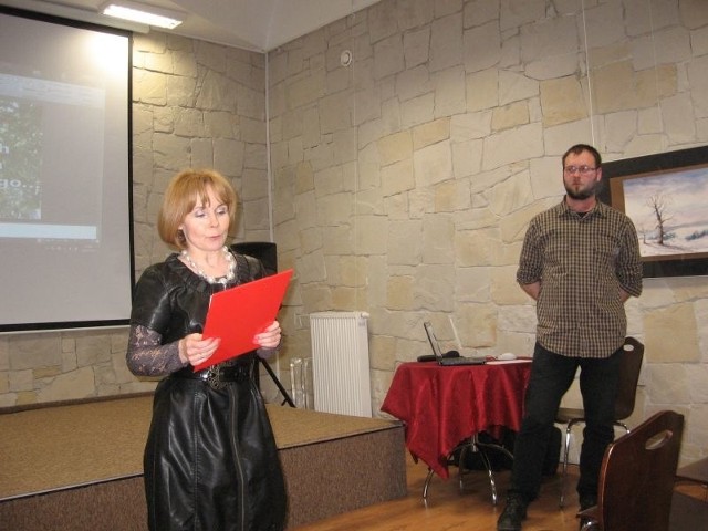O nowym cyklu w Filii numer 6 mówiła Alicja Holender, kierownik biblioteki. Z prawej Łukasz Sobol.