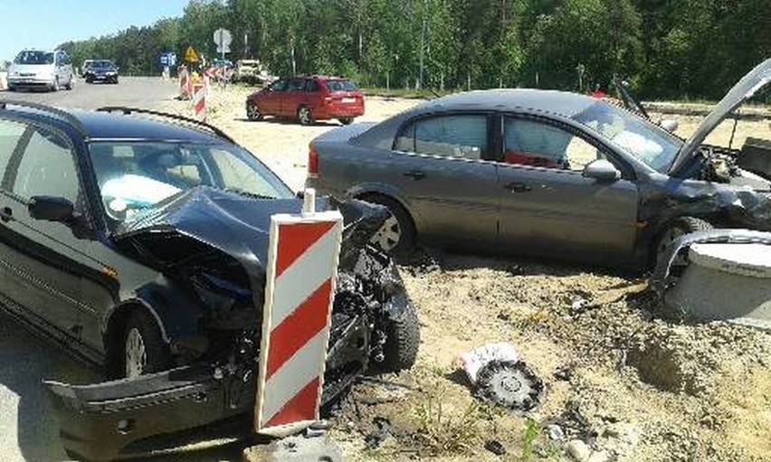 BMW zderzyło się czołowo z oplem vectra. S8 w okolicach...