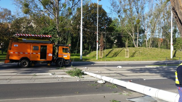 Trzy miesiące po oddaniu ul. Hubskiej do użytku na jezdnię przewrócił się słup sieci trakcyjnej.