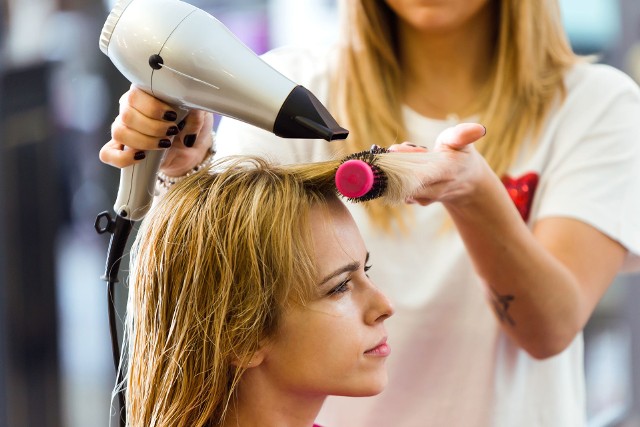 Kiedy otworzą fryzjerów i kosmetyczki? Trzeci etap odmrażania gospodarki już niedługo.