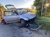 Wypadek na Dolnym Śląsku. Samochód uderzył w bariery na drodze wojewódzkiej 395. Kobieta zasnęła za kółkiem