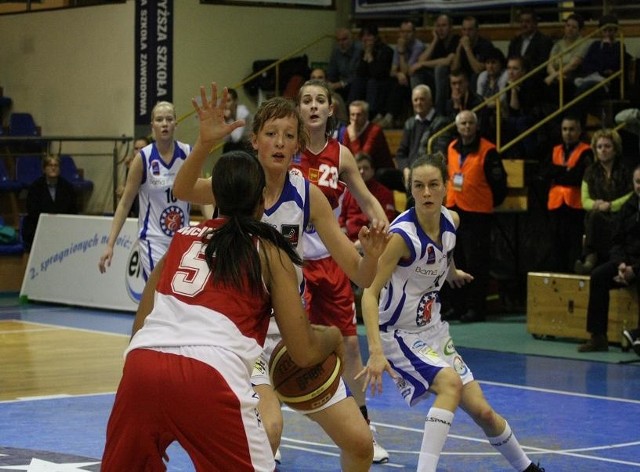 18-letnia Katarzyna Jaworska (w środku) była bohaterką środowego meczu z ŁKS-em. Ciekawe, jak juniorka KSSSE AZS PWSZ spisze się jutro w Poznaniu.