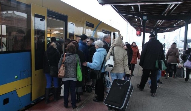 Dwa poranne pociągi - z Nysy do Brzegu i z Brzegu do Nysy - będą zastąpione autobusami.