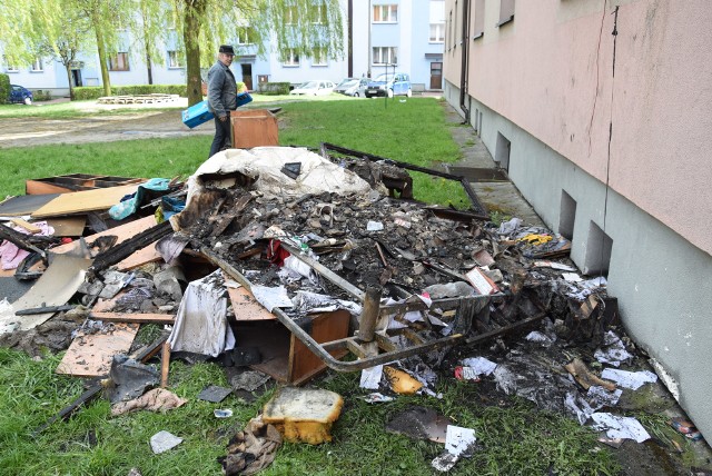 Pożar w Leszczynach: ktoś celowo podpalił mieszkanie w bloku?