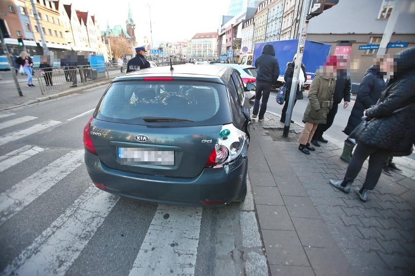 Wypadek tramwaju z nieoznakowanym radiowozem. Potężne korki w centrum