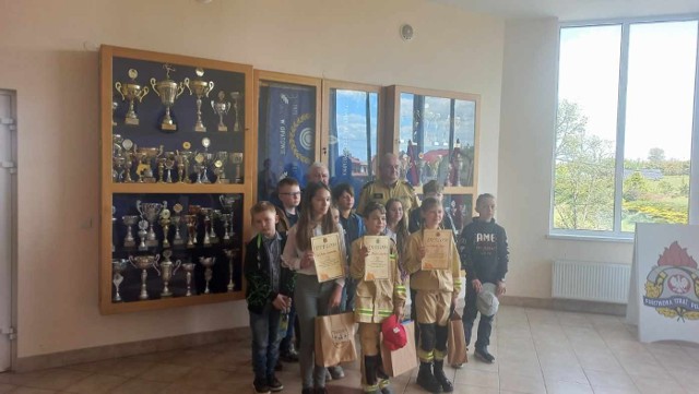 Uczniowie z Iwanisk najlepsi w konkursie „Młodzież Zapobiega Pożarom”