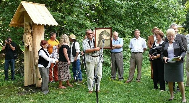 Rzeźba &#8222;Majster Bieda&#8221;, portret i koncert były formami uczczenia dokonań Wojciecha Belona w 25 rocznicę jego śmierci.