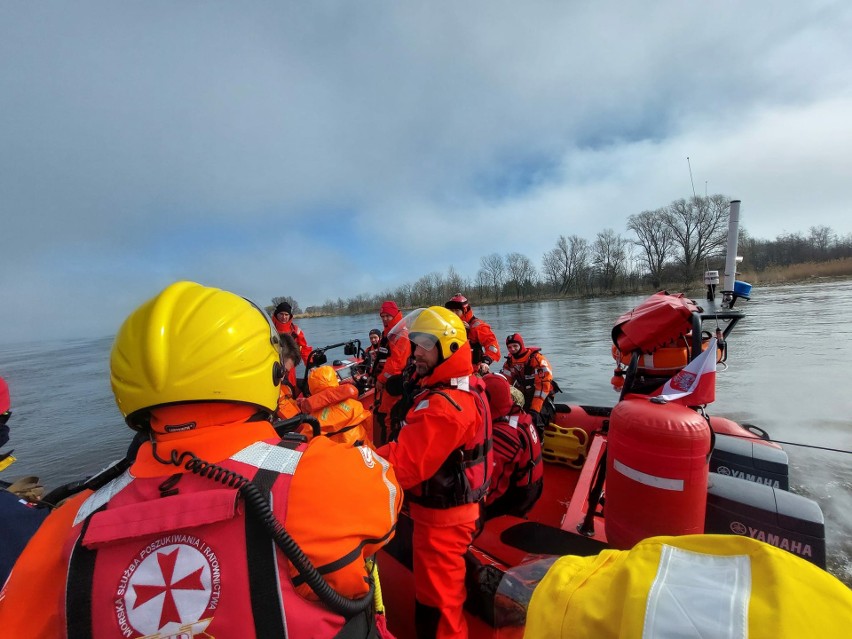 Na morzu trenują ratownicy SAR razem z kandydatami na...