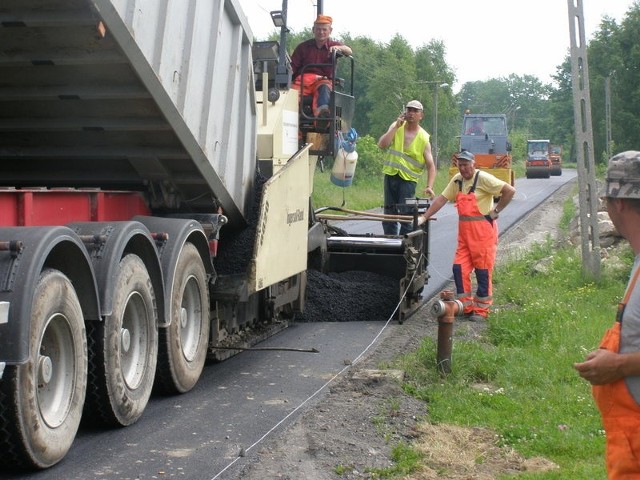 Jest dobre tempo prac na budowie drogi w gminie Rusinów. Jeszcze w czerwcu droga będzie gotowa.