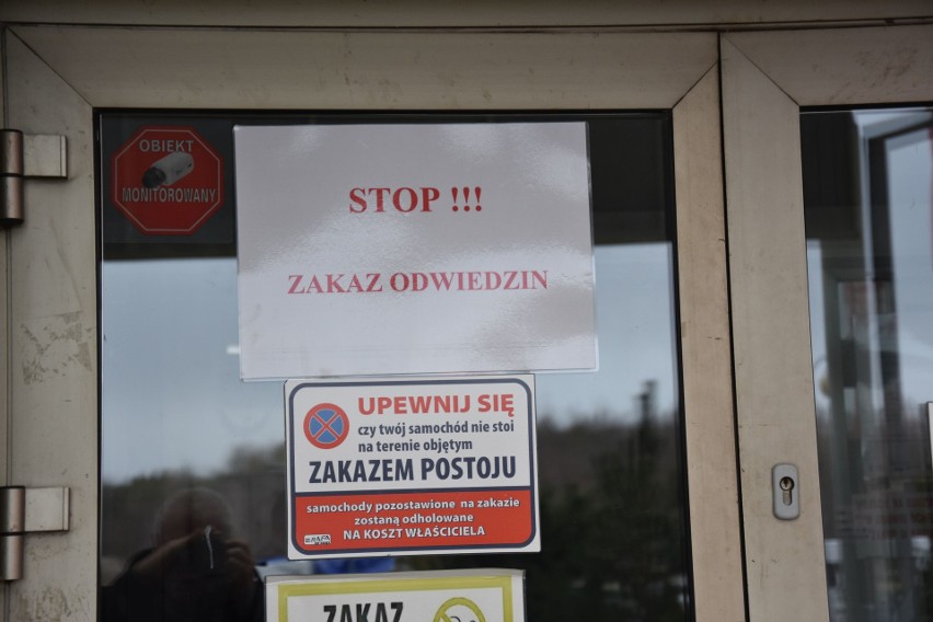 Trwa ewakuacja szpitala w Starachowicach z powodu zagrożenia koronawirusem. Placówkę musi opuścić ponad 200 osób