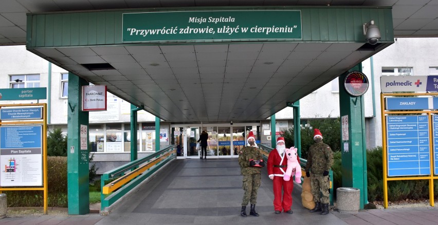 Radomscy terytorialsi z Mikołajem odwiedzili szpitale w Radomiu i Kozienicach. Wręczyli dzieciom upominki [ZDJĘCIA]