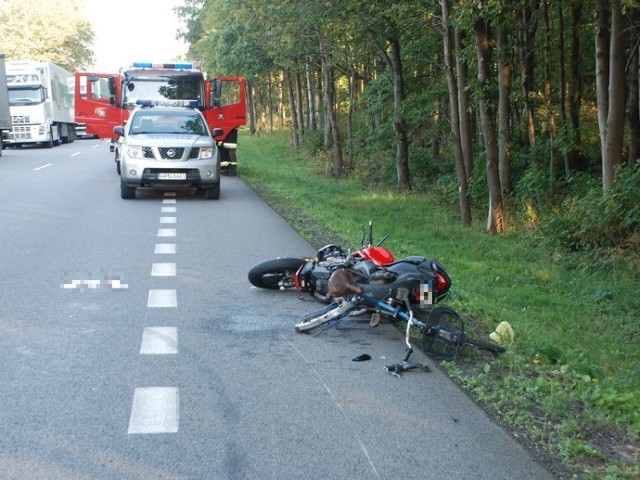 W Leśnicach motocyklista śmiertelnie potrącił rowerzystę17.09.2014 r.W Leśnicach 43-letni motocyklista jadący DK nr 6 w kierunku Lęborka wykonał manewr omijania rowerzystów znajdujących się na jezdni. 74- letni mężczyzna, z poważnym urazem głowy został przetransportowany szpitala, gdzie zmarł na skutek odniesionych obrażeń. Rowerzystka z odniesionymi ranami została przewieziona do szpitala w Lęborku. Motocyklista odniósł lekkie obrażenia.