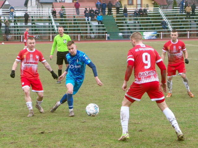 KS Wiązownica (czerwone stroje) wysoko wygrał z Błękitnymi Ropczyce.