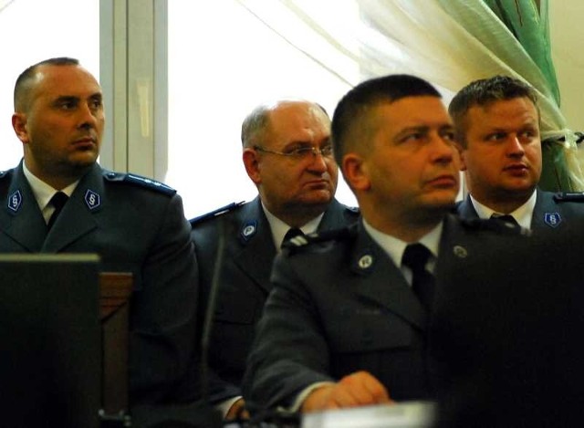 Policjanci z Opatowa pilnie przysłuchiwali się temu, co mówiono na odprawie rocznej z udziałem świętokrzyskich władz policji.